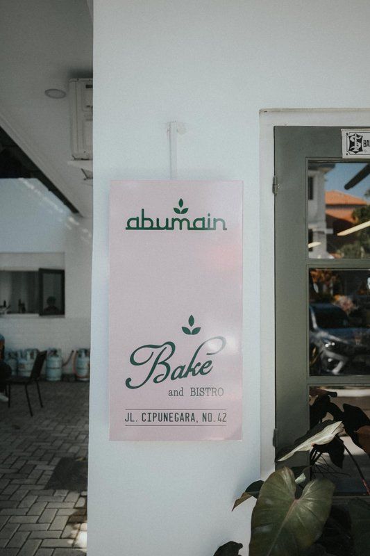 Papan nama Abumain Bake and Bistro