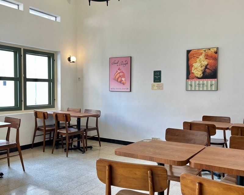 Ruang makan Abumain Bake and Bistro