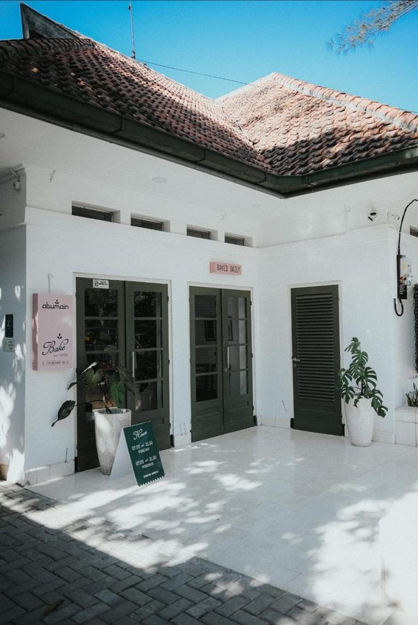 Fasad Abumain Bake and Bistro di Jl. Cipunegara No. 42