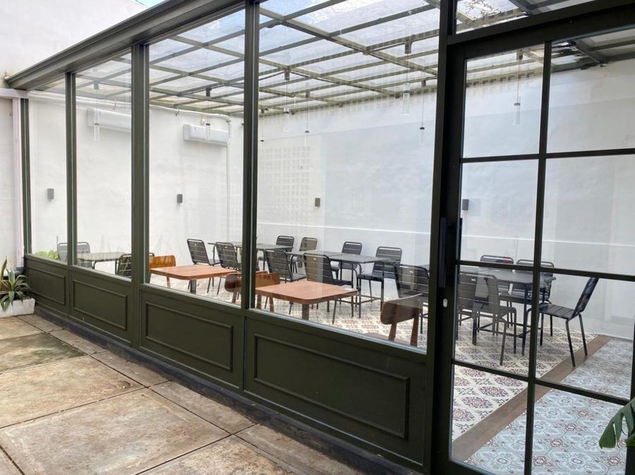 Glasshouse conservatory Abumain Bake and Bistro dengan lantai tegel bermotif